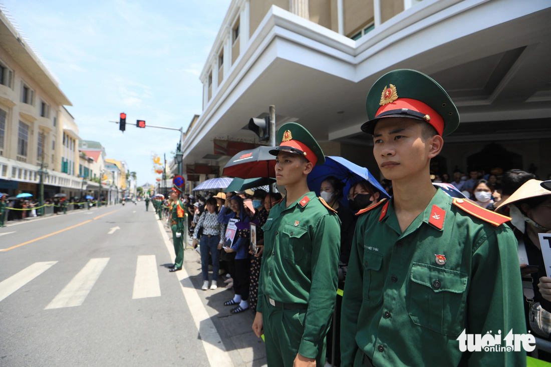 Dòng người đội nắng tiễn Tổng Bí thư Nguyễn Phú Trọng về nơi an nghỉ cuối cùng- Ảnh 7.