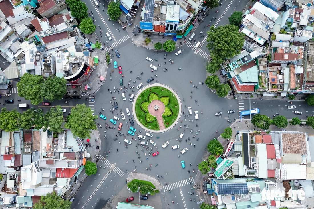 Ngã bảy Điện Biên Phủ - Lê Hồng Phong, Lý Thái Tổ - Ngô Gia Tự (quận 3, 10) đang được tổ chức giao thông theo dạng vòng xoay - Ảnh: TIẾN QUỐC