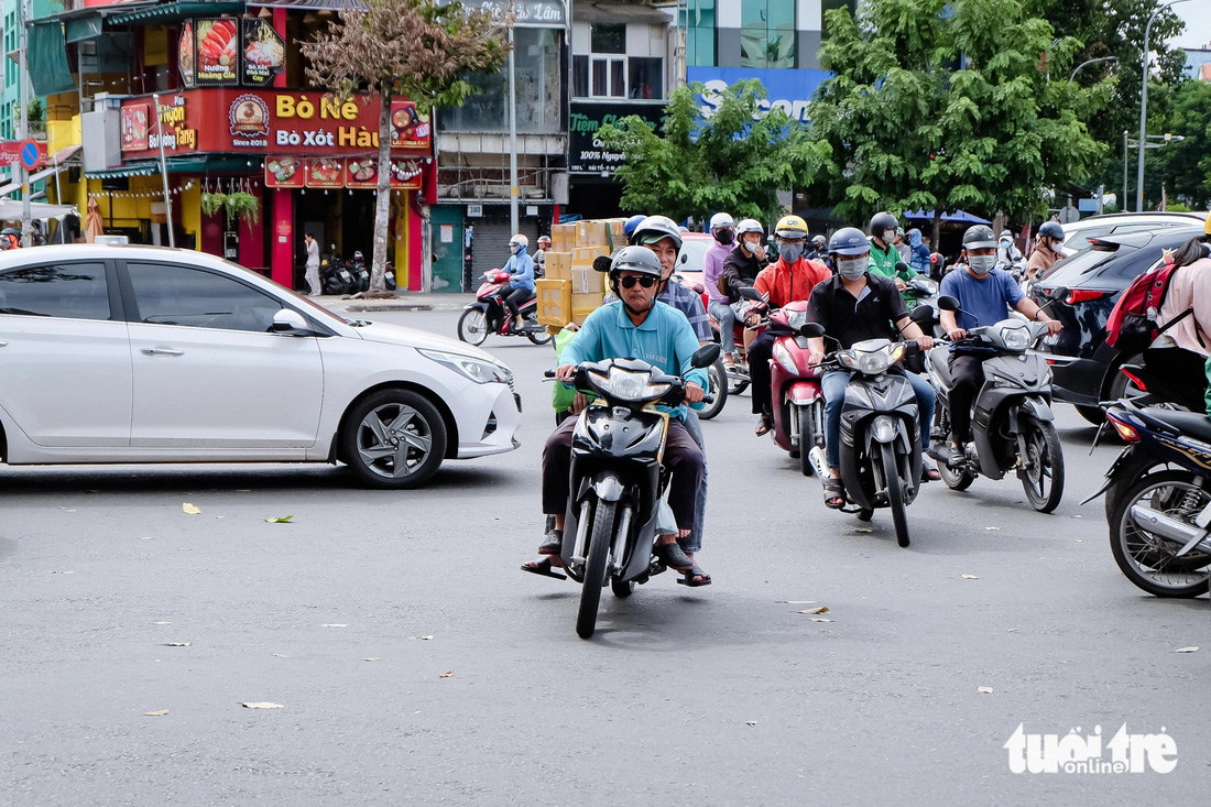 Tại ngã bảy Điện Biên Phủ, để rẽ sang các đường xung quanh, người dân có khi chạy phải xoay vòng nhiều lần mới rẽ được - Ảnh: PHƯƠNG NHI