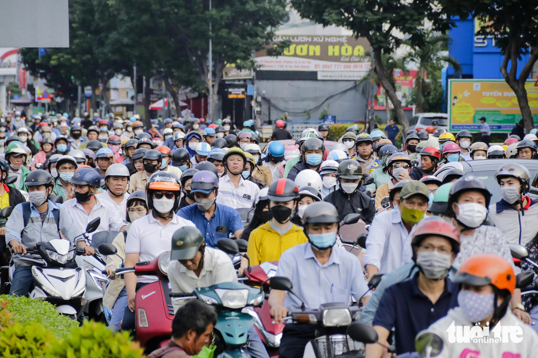 Kẹt xe giao lộ Nguyễn Oanh - Phan Văn Trị vào giờ cao điểm - Ảnh: TIẾN QUỐC