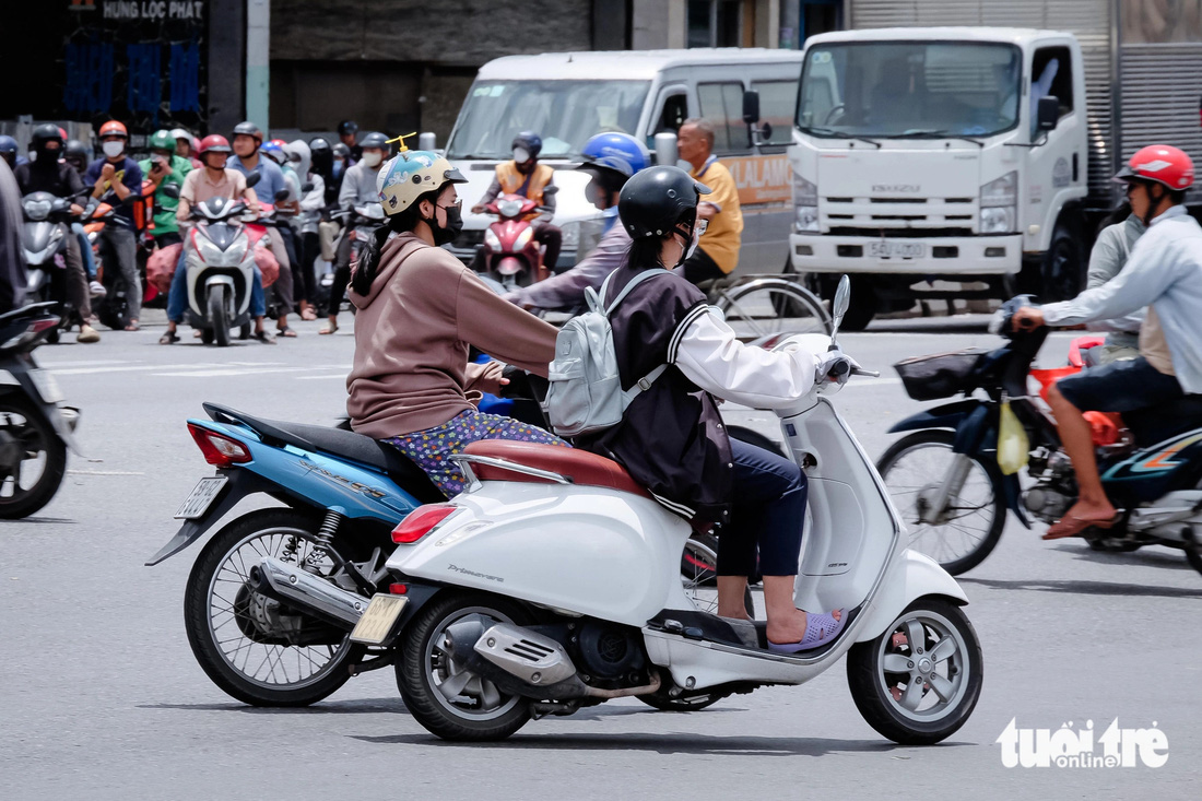 Dù được bố trí đèn tín hiệu và có cảnh sát giao thông túc trực nhưng việc đi lại tại nút giao quốc lộ 1 - đường số 7 - đường số 18 vẫn hỗn loạn vào giờ cao điểm - Ảnh: PHƯƠNG NHI