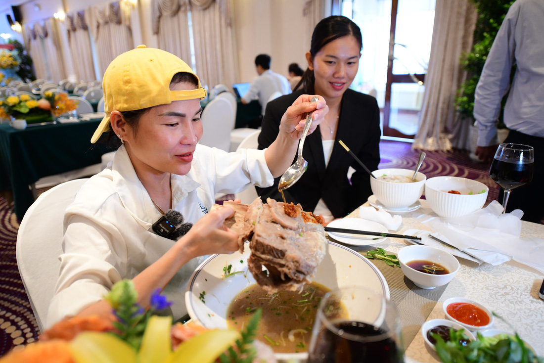 Nga Sumo ăn tô phở khổng lồ tại tiệc buffet - Ảnh: QUANG ĐỊNH