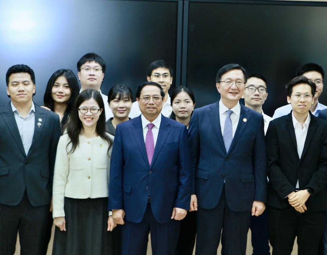 Thủ tướng Phạm Minh Chính và lãnh đạo Đại học Quốc gia Seoul chụp ảnh cùng các đại biểu là sinh viên, nghiên cứu viên Việt Nam tại đây - Ảnh: DUY LINH