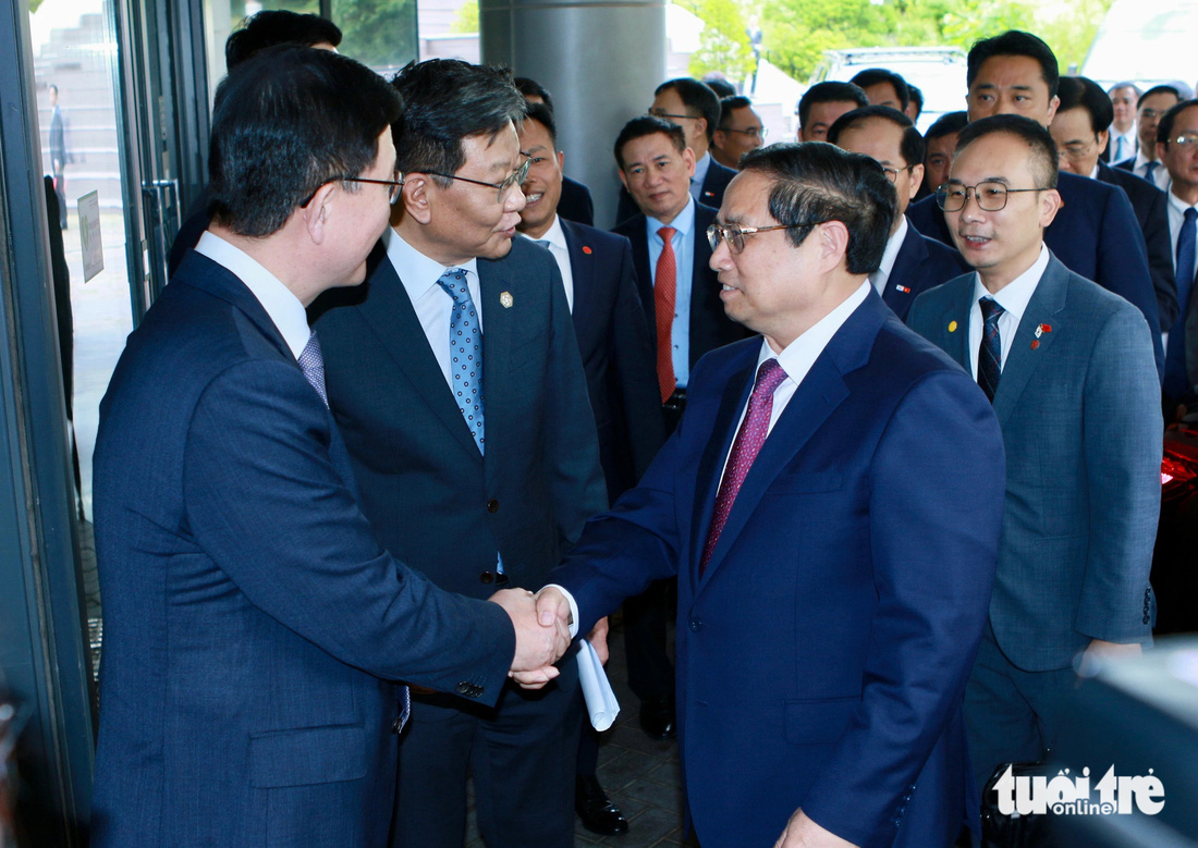 Lãnh đạo Đại học Quốc gia Seoul đón Thủ tướng Phạm Minh Chính - Ảnh: DUY LINH