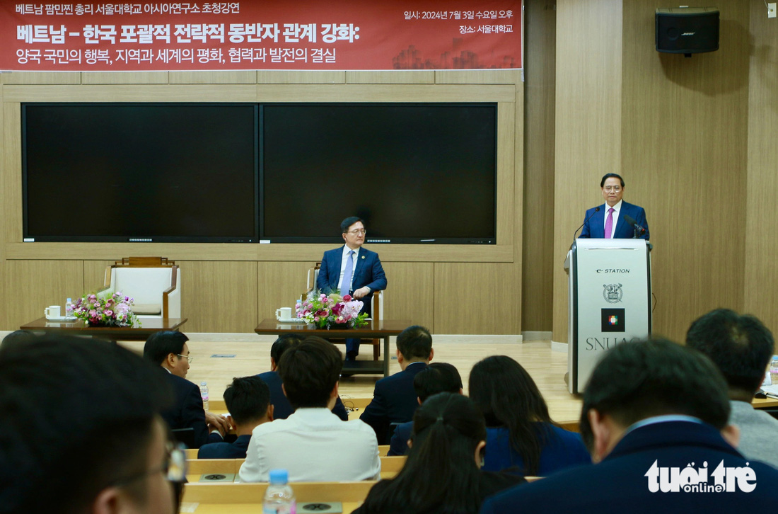 Thủ tướng Phạm Minh Chính phát biểu tại Viện nghiên cứu châu Á thuộc Đại học Quốc gia Seoul - Ảnh: DUY LINH