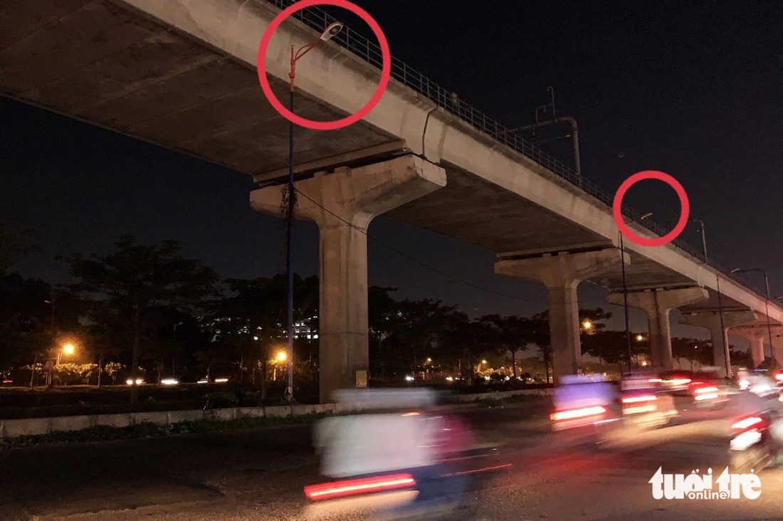 Đoạn đường song hành xa lộ Hà Nội (hướng từ ngã ba 621 về trung tâm TP) dài 600m có khoảng 15 cột đèn không hoạt động - Ảnh: TIẾN QUỐC