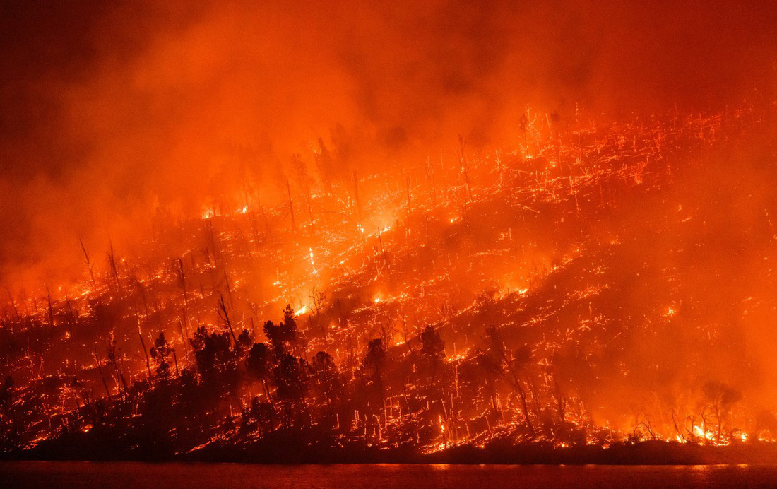 Đám cháy rừng Thompson bùng phát quanh hồ Oroville ở Oroville, bang California vào ngày 2-7. Một đợt nắng nóng đang khiến nhiệt độ tăng cao, dẫn đến cảnh báo cháy rừng nghiêm trọng trên khắp bang này - Ảnh: AFP