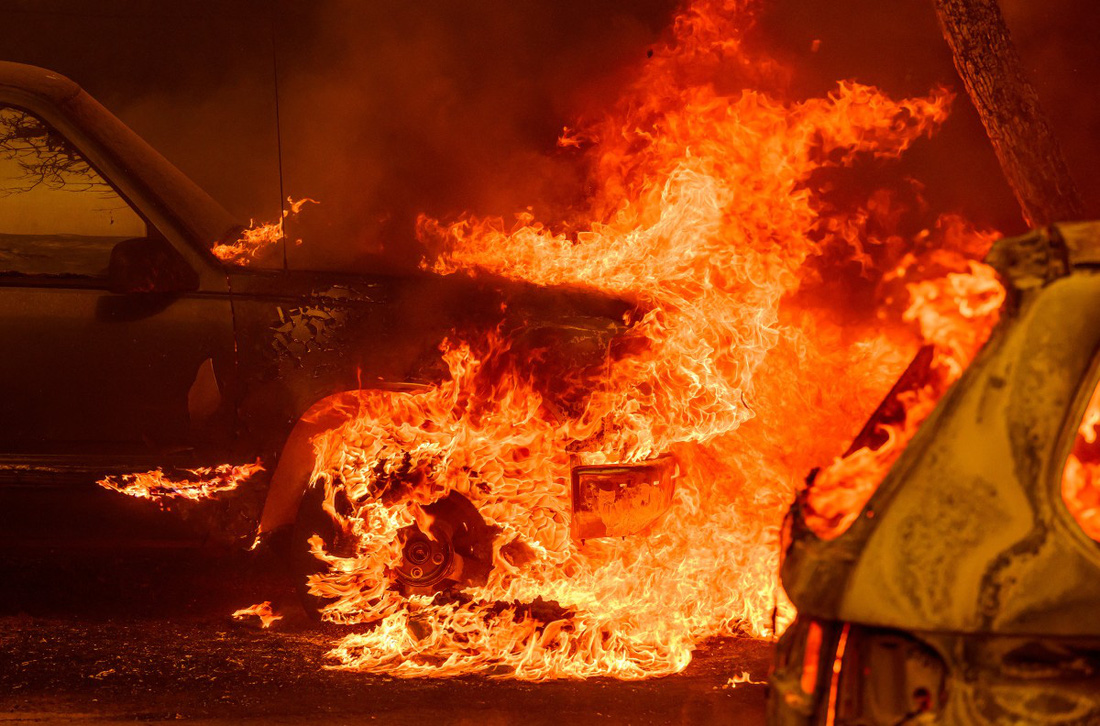 Xe bốc cháy bên ngoài một ngôi nhà do cháy rừng ở Oroville, bang California ngày 2-7 - Ảnh: AFP