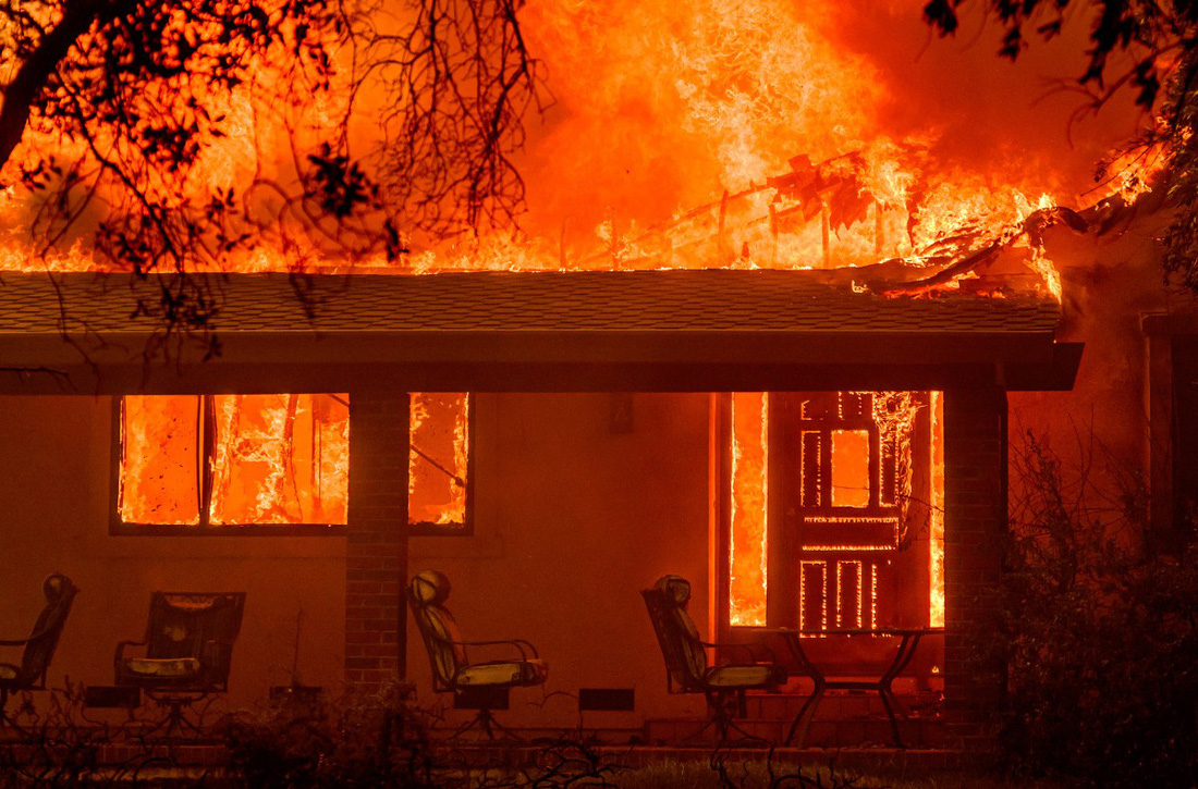 Ngọn lửa bao trùm một ngôi nhà do cháy rừng ở Oroville, bang California ngày 2-7 - Ảnh: AFP