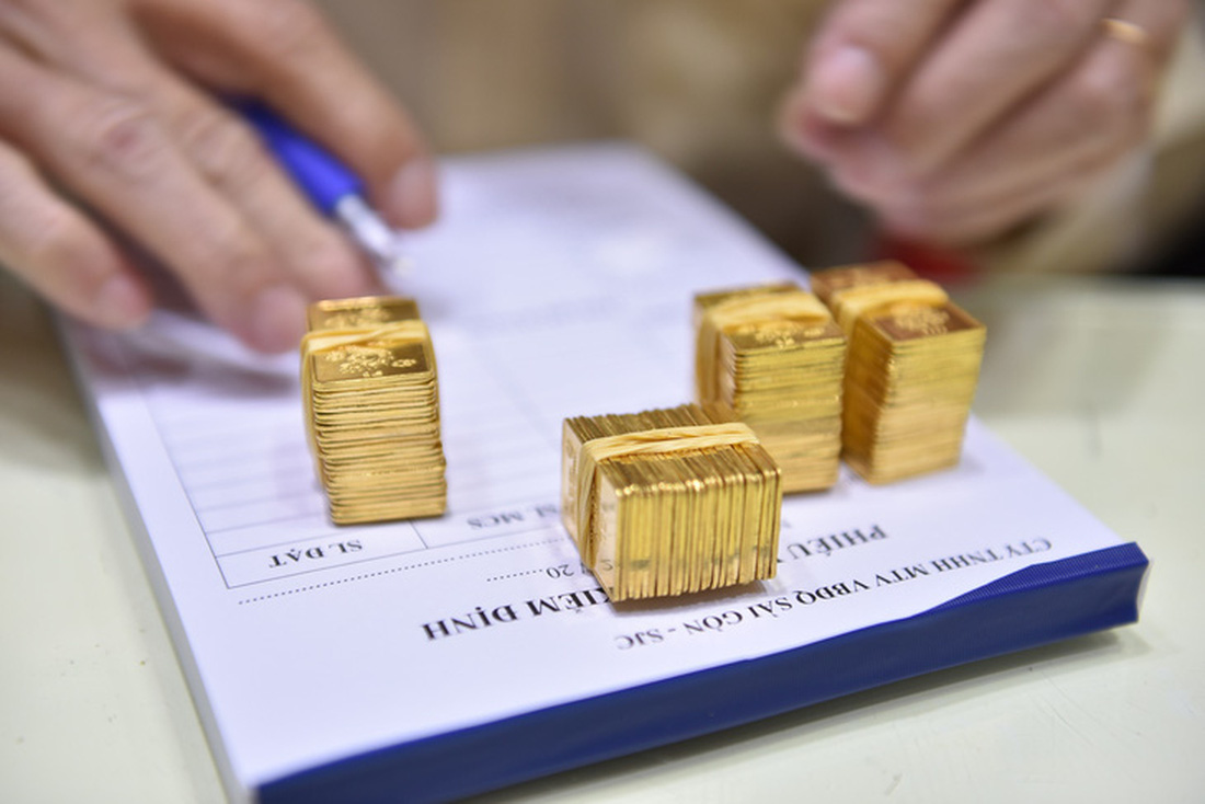 Giao dịch vàng miếng tại TP.HCM. Chi tiết diễn biến giá vàng mới nhất, mời bạn đọc theo dõi TẠI ĐÂY - Ảnh: NGỌC PHƯỢNG