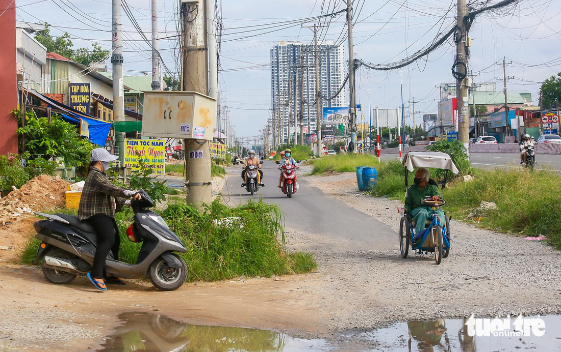 Quốc lộ 13 Bình Dương đã mở rộng nhưng vẫn nằm chờ di dời lưới điện- Ảnh 2.