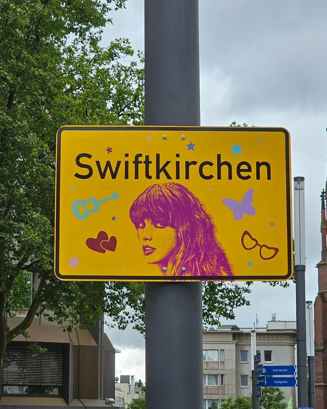 Biển báo Swiftkirchen được treo ở thành phố Gelsenkirchen để chào đón Taylor Swift