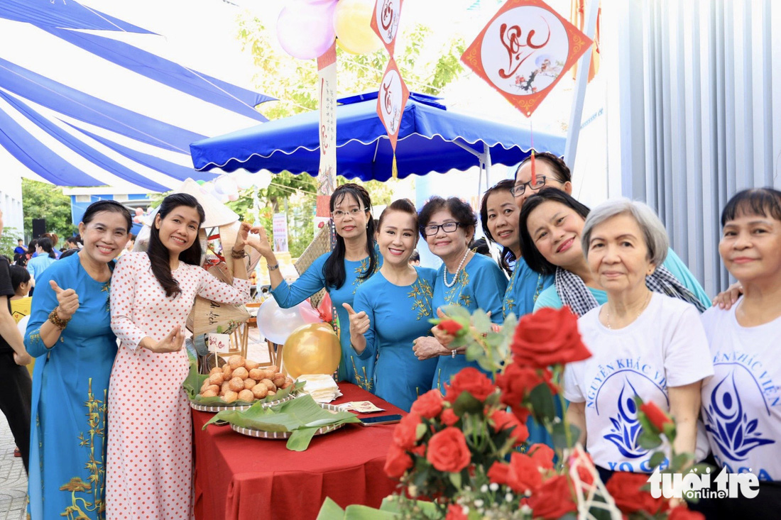 Gian hàng bán đồ chay tại ngày hội Chung tay vì cộng đồng do UBND phường 7, quận Phú Nhuận tổ chức - Ảnh: NGỌC QUÝ