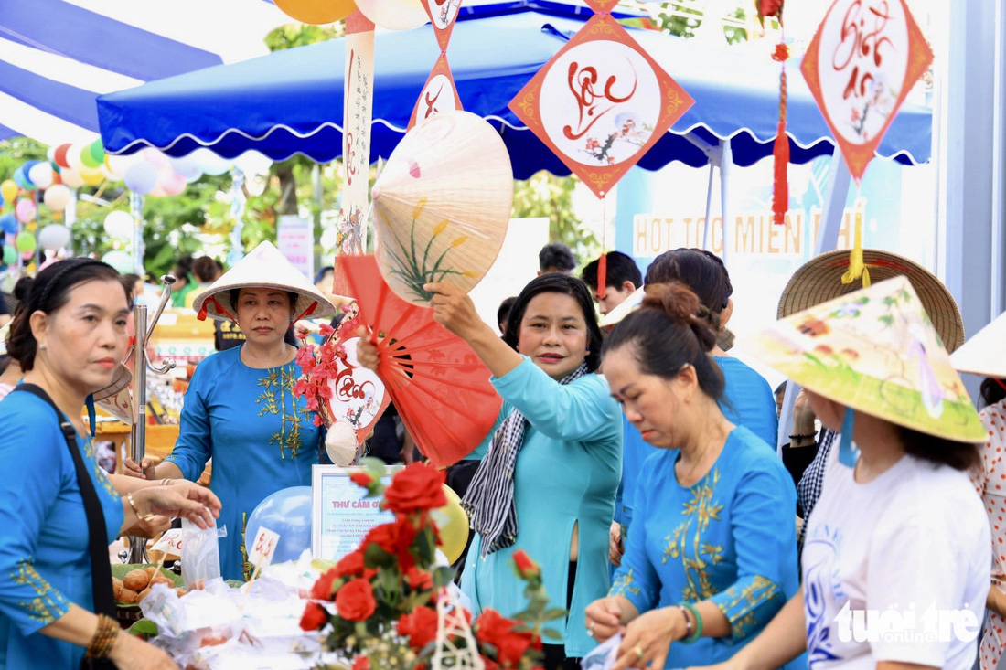 Các gian hàng thu hút đông đảo người dân, học sinh trên địa bàn tham gia - Ảnh: NGỌC QUÝ