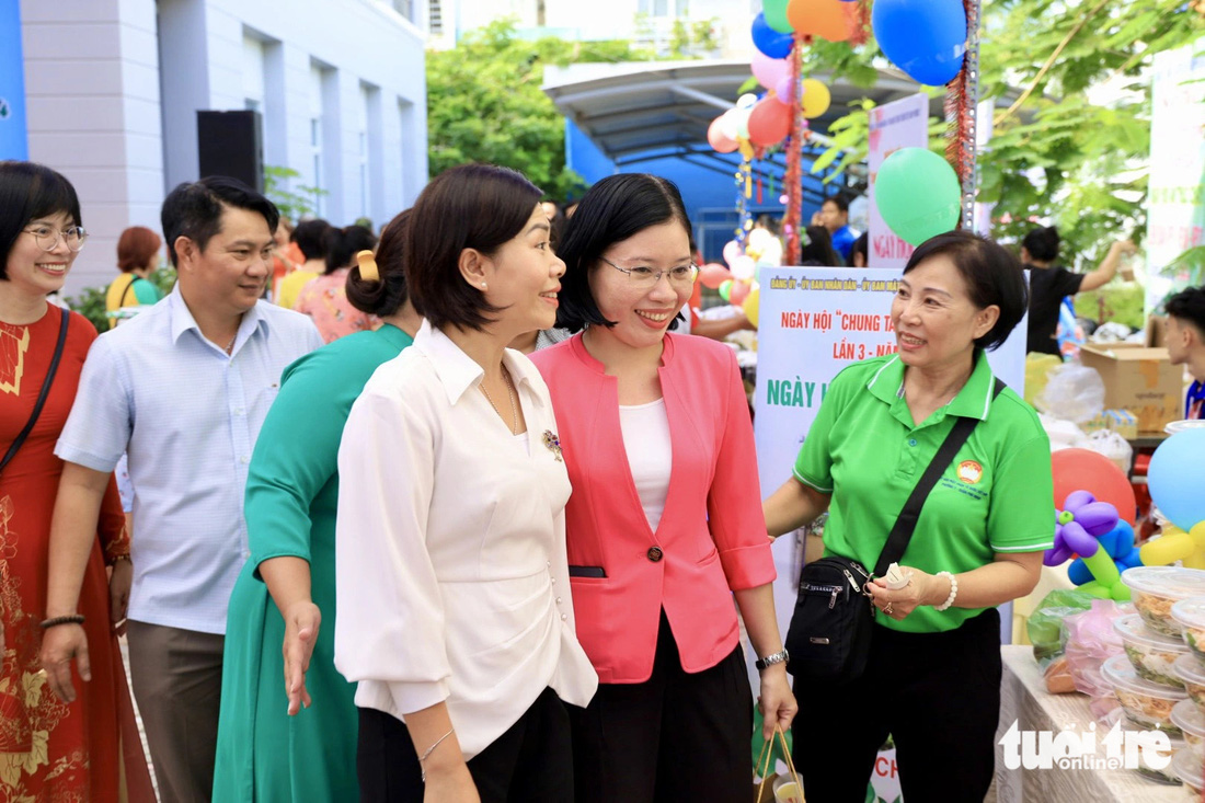 Lãnh đạo quận Phú Nhuận ghé thăm các gian hàng bán đồ chay - Ảnh: NGỌC QUÝ