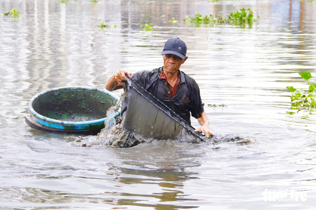 Ông Sáu (63 tuổi, sống cạnh kênh Tham Lương - Bến Cát - rạch Nước Lên) bộc bạch: Dạo gần đây tôi cũng e dè chuyện phải ngâm mình dưới dòng chảy ô nhiễm để đánh bắt cá, vì nước có mùi tanh nặng và thường xuyên gây ngứa khi về nhà - Ảnh: TIẾN QUỐC