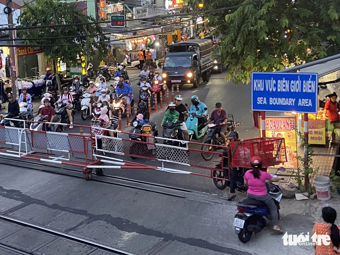 Không chỉ dừng tàu dàn ra hết bên ngoài rào chắn, có người còn cố luồn vào bên trong - Ảnh: LỆ XUÂN