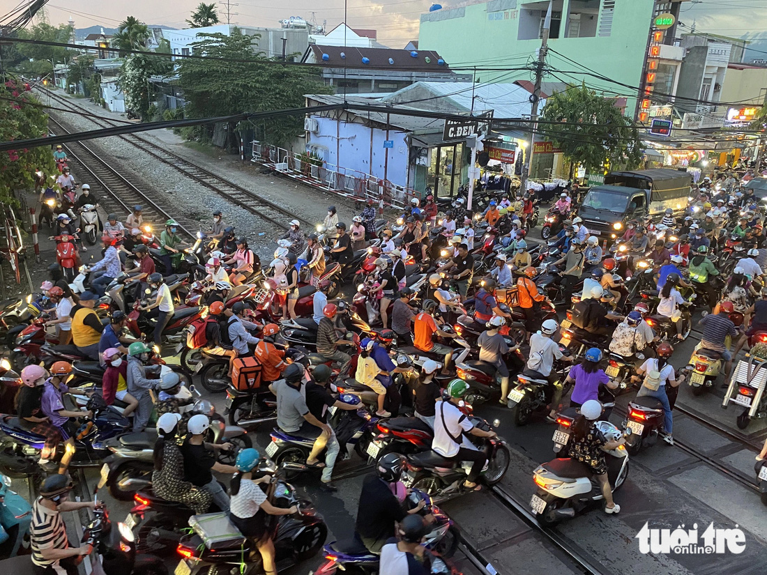 Dòng xe đến từ tứ phía, lao vào nhau khi tàu hỏa đi qua - Ảnh: LỆ XUÂN