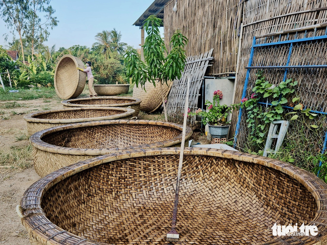 Làng nghề làm thúng chai Phú Mỹ vẫn giữ những công đoạn thủ công truyền thống - Ảnh: MINH CHIẾN