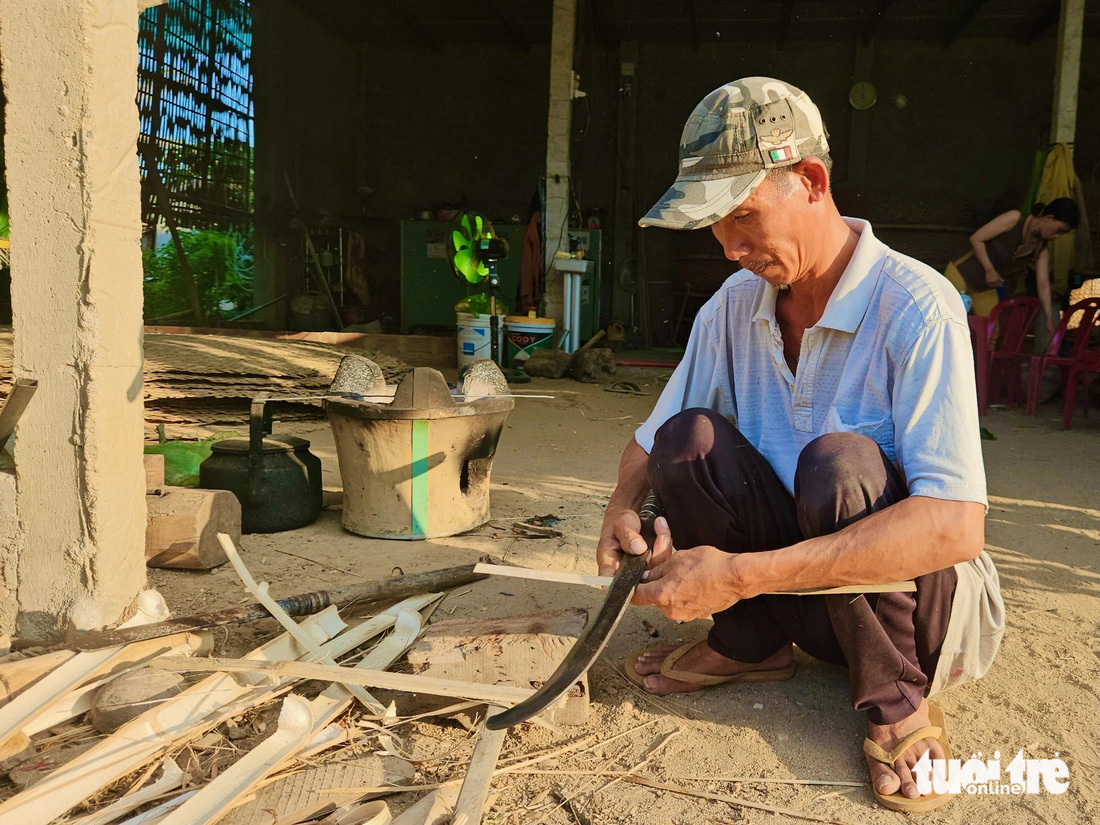 Làng nghề thúng chai với 'tuyệt chiêu' chống thấm bằng... phân bò- Ảnh 3.