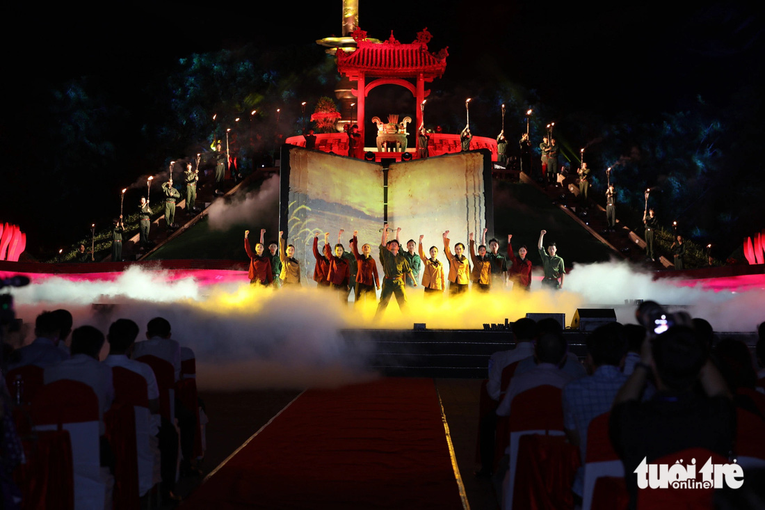 Chương trình dàn dựng công phu, hoành tráng, thu hút nhiều người dân theo dõi - Ảnh: HOÀNG TÁO