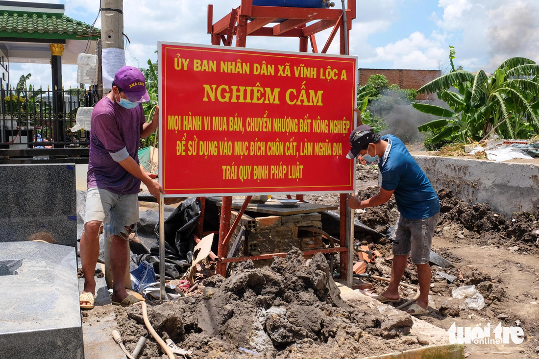 Biển cấm mua bán, chuyển nhượng đất nông nghiệp để chôn cất, làm nghĩa địa được UBND xã Vình Lộc A, huyện Bình Chánh dựng lên trưa 13-8 - Ảnh: PHƯƠNG NHI