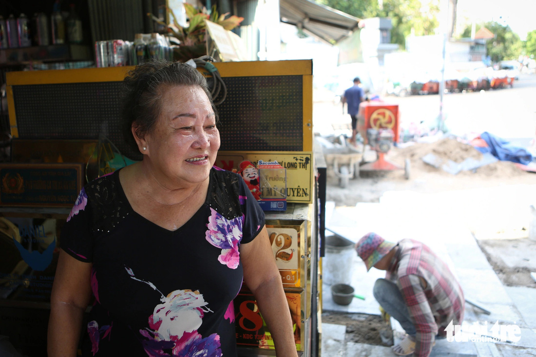 Cô Kim Hường (người dân sinh sống lâu năm trên đường Nguyễn Trãi) vui mừng khi vỉa hè được cải tạo, lát gạch sạch đẹp.