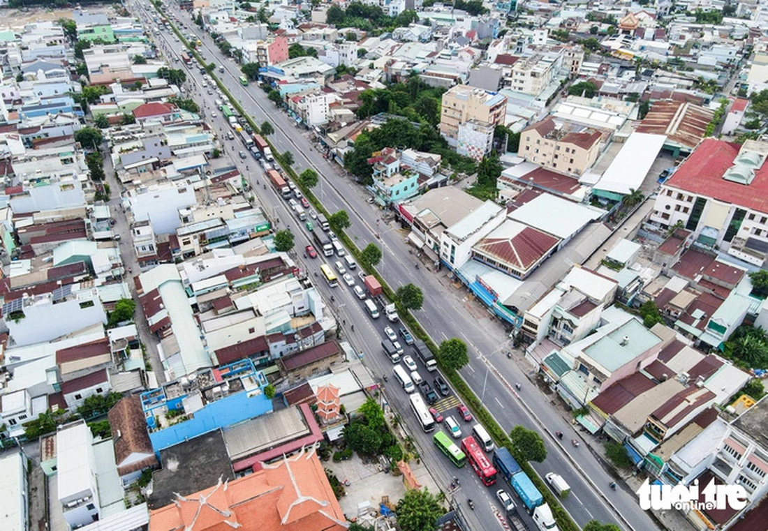 Đặt tên Phan Văn Khải cho đoạn 2 quốc lộ 22 từ cầu An Hạ đến ranh tỉnh Tây Ninh (huyện Củ Chi), dài 20km. Ông Phan Văn Khải (1933-2018) là Thủ tướng từ năm 1997 đến 2006. Ông được Đảng và Nhà nước tặng thưởng Huân chương Sao vàng, nhiều huân chương, huy chương cao quý khác - Ảnh: CHÂU TUẤN