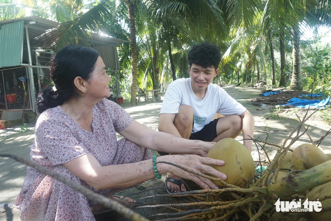 Khoe kết quả trúng tuyển trước bàn thờ cha mẹ - Ảnh 1.