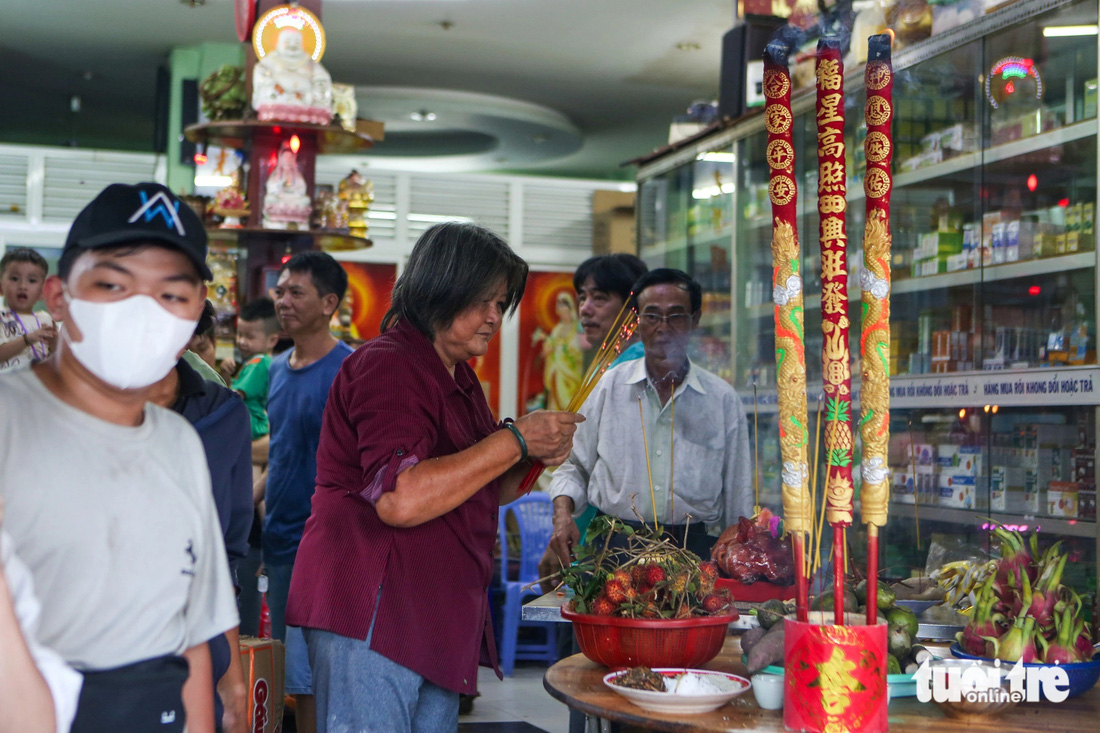 Hàng trăm thanh niên thất vọng ra về vì không giật được tiền ngày cúng cô hồn- Ảnh 3.