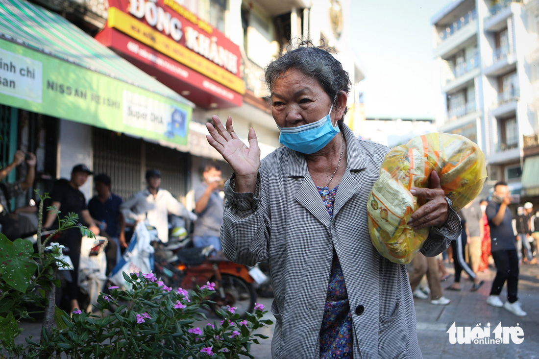 Hàng trăm thanh niên thất vọng ra về vì không giật được tiền ngày cúng cô hồn- Ảnh 5.