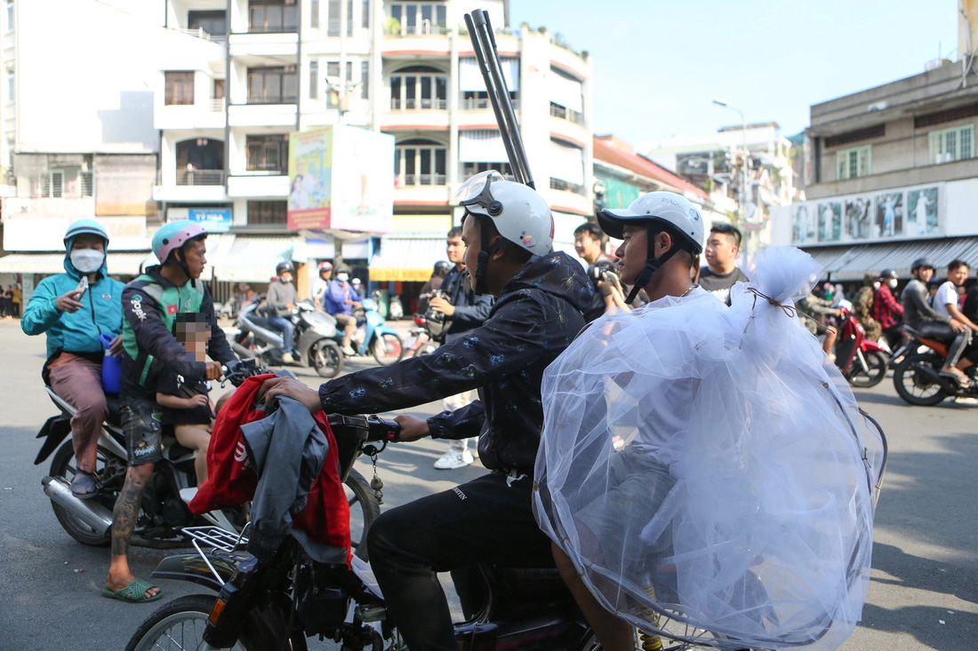 Hàng trăm thanh niên thất vọng ra về vì không giật được tiền ngày cúng cô hồn- Ảnh 1.