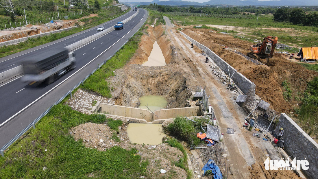 Bộ Giao thông vận tải đã mời các chuyên gia ngành cầu đường và thủy văn đến khảo sát, bàn giải pháp chống ngập. Ban đầu, chủ đầu tư yêu cầu đơn vị thiết kế vị trí xảy ra ngập thanh thải tạm thời lòng sông Phan để nước thoát nhanh chóng. Về sau, các đơn vị xây dựng hai bức tường này kiên cố hơn để phòng chống ngập trở lại - Ảnh: ĐỨC TRONG