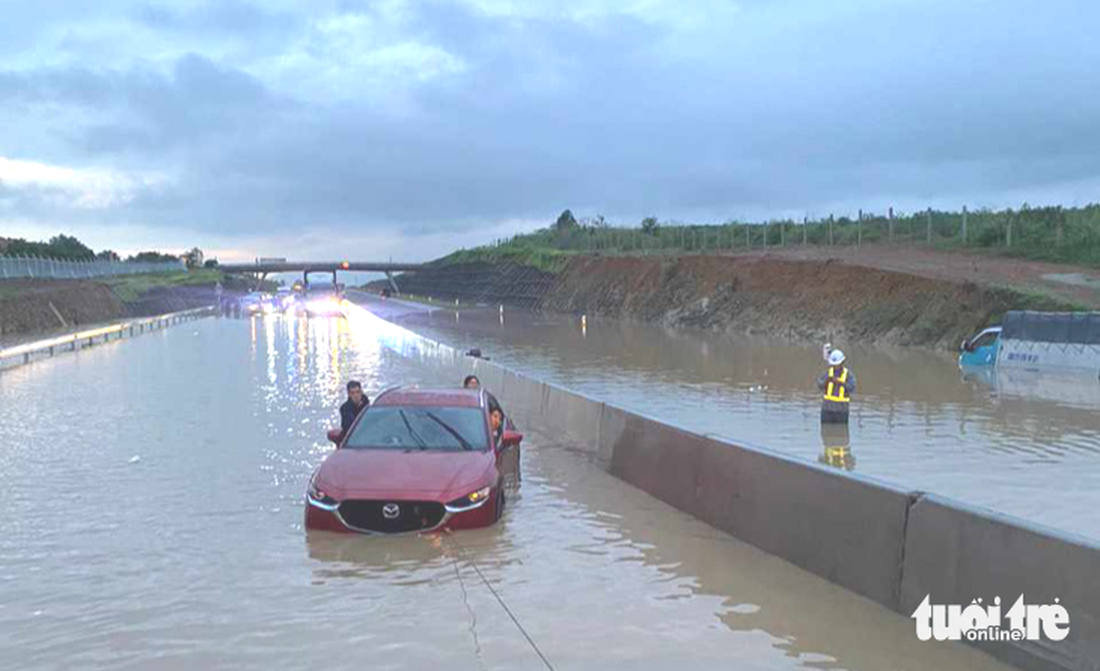 Trước đó, rạng sáng 29-7-2023, tại lý trình Km25+400 cao tốc Phan Thiết - Dầu Giây đã xảy ra ngập cục bộ, xe cộ ùn tắc. Theo báo cáo của chủ đầu tư, nguyên nhân ban đầu nước ngập tràn cao tốc do cùng thời điểm khu vực tỉnh Bình Thuận mưa lớn kéo dài, nước sông Phan dâng cao kết hợp nước thượng lưu đổ xuống miệng cống ngang. Đoạn ngập dài 100m, vị trí sâu nhất 1m - Ảnh tư liệu TTO