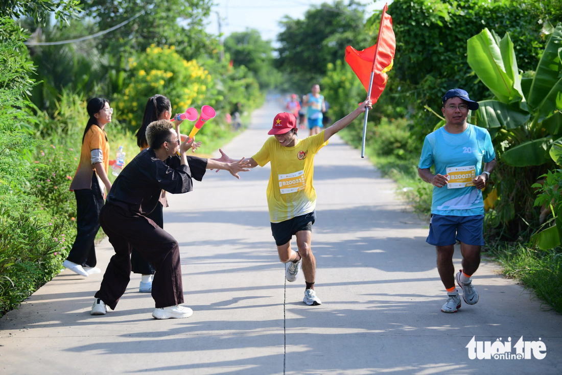 Người dân tưới nước, làm mát cho các runner ở GreenUP Marathon - Long An Half Marathon 2024- Ảnh 5.