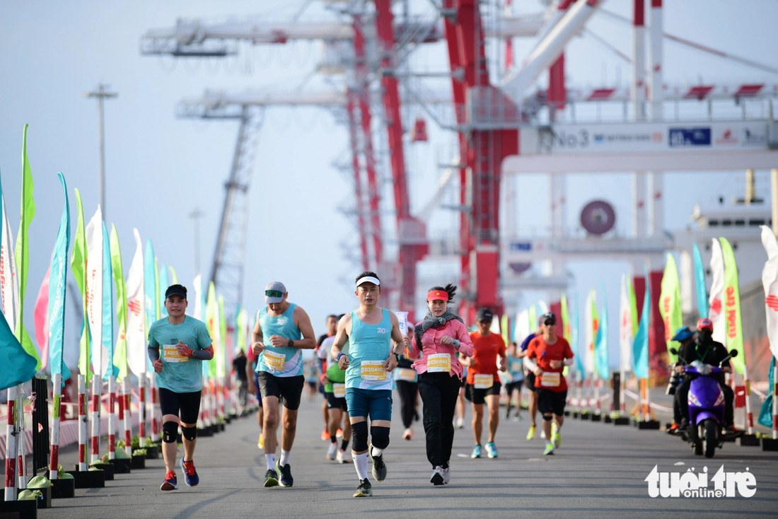 Người dân tưới nước, làm mát cho các runner ở GreenUP Marathon - Long An Half Marathon 2024 - Ảnh 7.