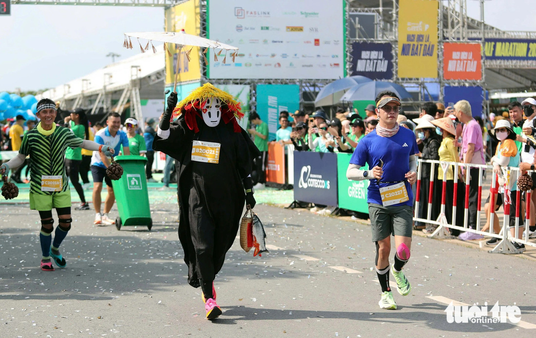 Người dân tưới nước, làm mát cho các runner ở GreenUP Marathon - Long An Half Marathon 2024- Ảnh 8.