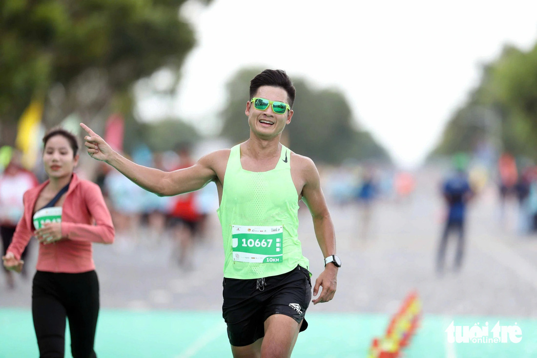 Người dân tưới nước, làm mát cho các runner ở GreenUP Marathon - Long An Half Marathon 2024- Ảnh 10.