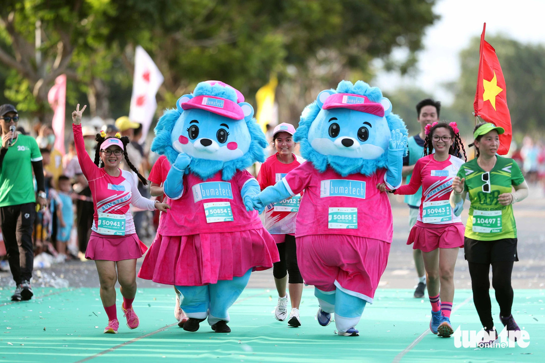 Những runner nữ xinh đẹp trên đường chạy GreenUP Marathon Long An 2024 - Ảnh 12.