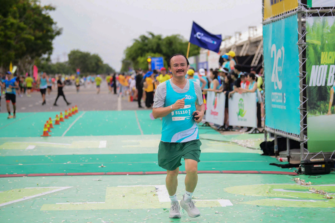 Runner Võ Quốc Thắng khuấy động đường chạy GreenUP Marathon 2024 - Ảnh 2.