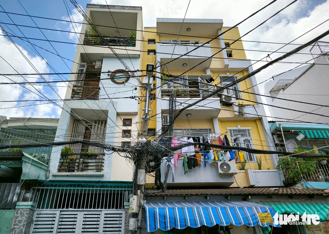 Từ vụ tàu hỏa phải dừng do vướng cáp: 'Mạng nhện' dây điện, cáp viễn thông chằng chịt ở TP.HCM - Ảnh 6.