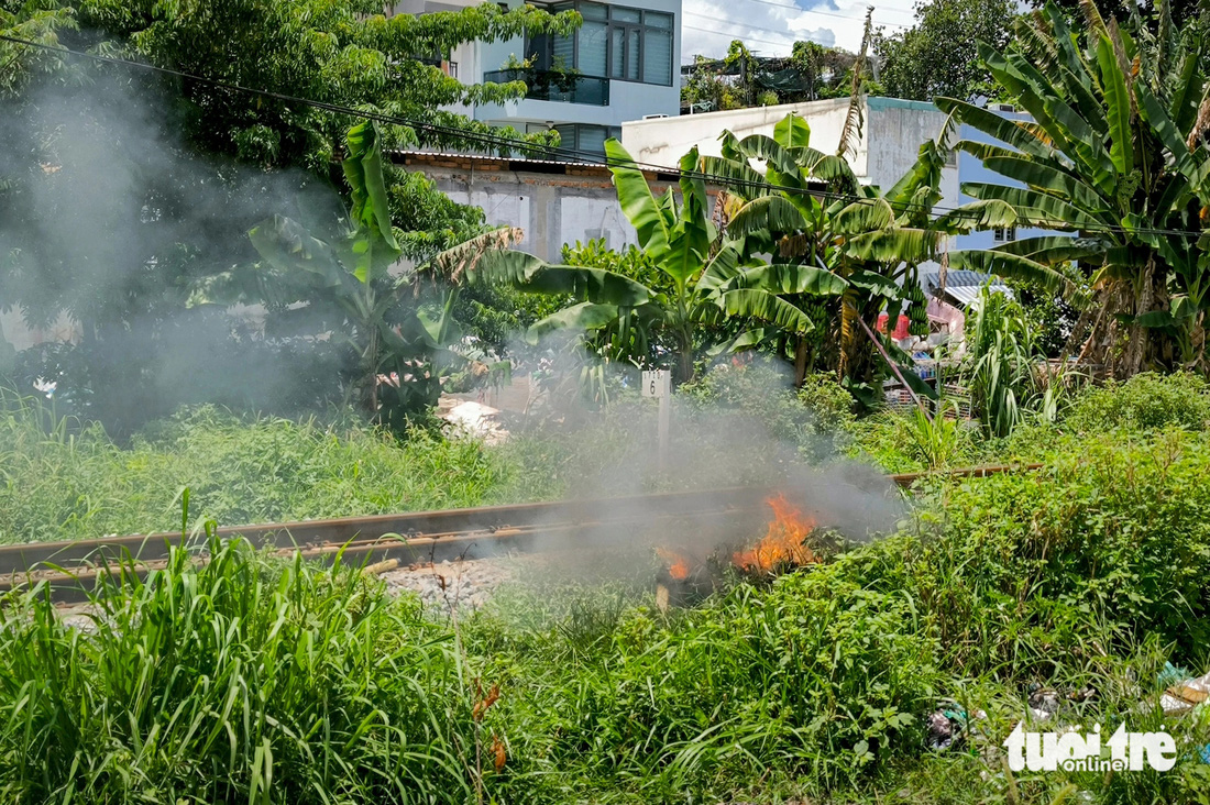 Từ vụ tàu hỏa phải dừng do vướng cáp: 'Mạng nhện' dây điện, cáp viễn thông chằng chịt ở TP.HCM - Ảnh 13.