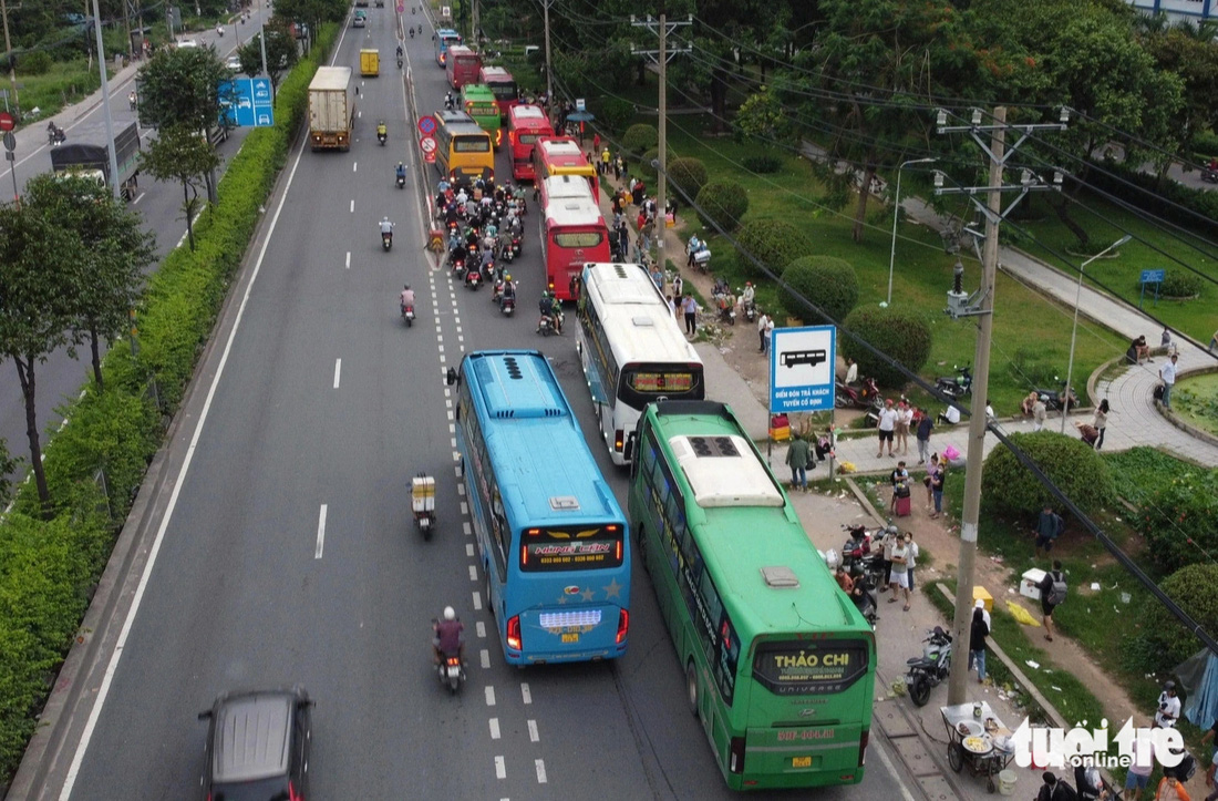 Đoạn quốc lộ 1 trước Khu chế xuất Linh Trung (phường Linh Trung, thành phố Thủ Đức) thường diễn ra cảnh đón khách "bát nháo", xe đậu chắn hết đường, xe máy phải đi ra làn ô tô, ngày 21-7 - Ảnh: MINH HÒA