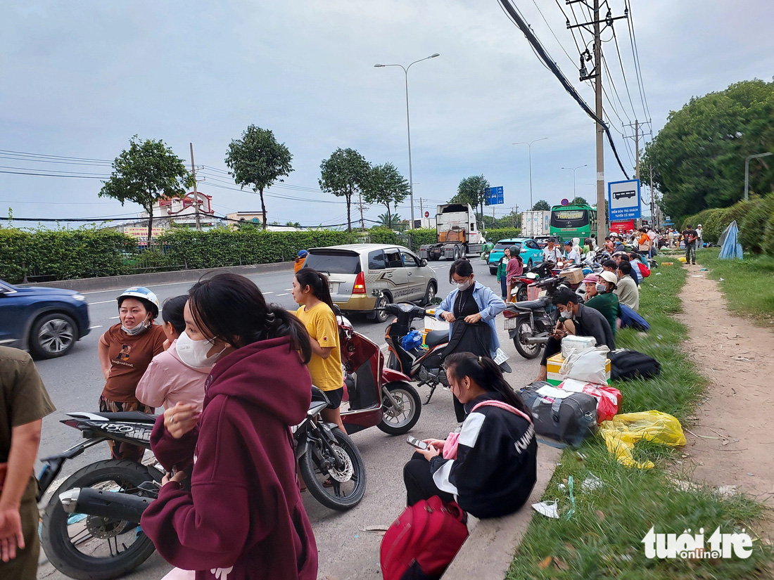 Xe dàn hàng ngang trên quốc lộ 1 đón khách, lực lượng chức năng nói 'xử lý không xuể'- Ảnh 6.