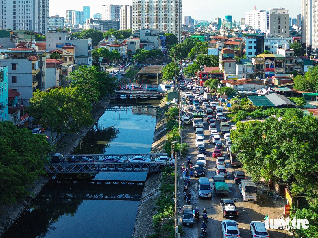 Người dân ùn ùn rời Hà Nội nghỉ lễ, xe cứu thương cũng 'bất lực' vì làn khẩn cấp bị chiếm dụng - Ảnh 10.