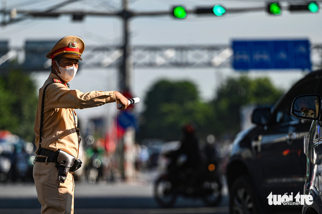 Người dân ùn ùn rời Hà Nội nghỉ lễ, xe cứu thương cũng 'bất lực' vì làn khẩn cấp bị chiếm dụng - Ảnh 21.