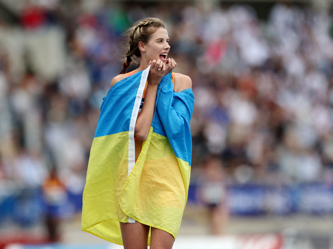 Yaroslava Mahuchikh vui mừng với chiến tích giành được ở Olympic Paris - Ảnh: REUTERS