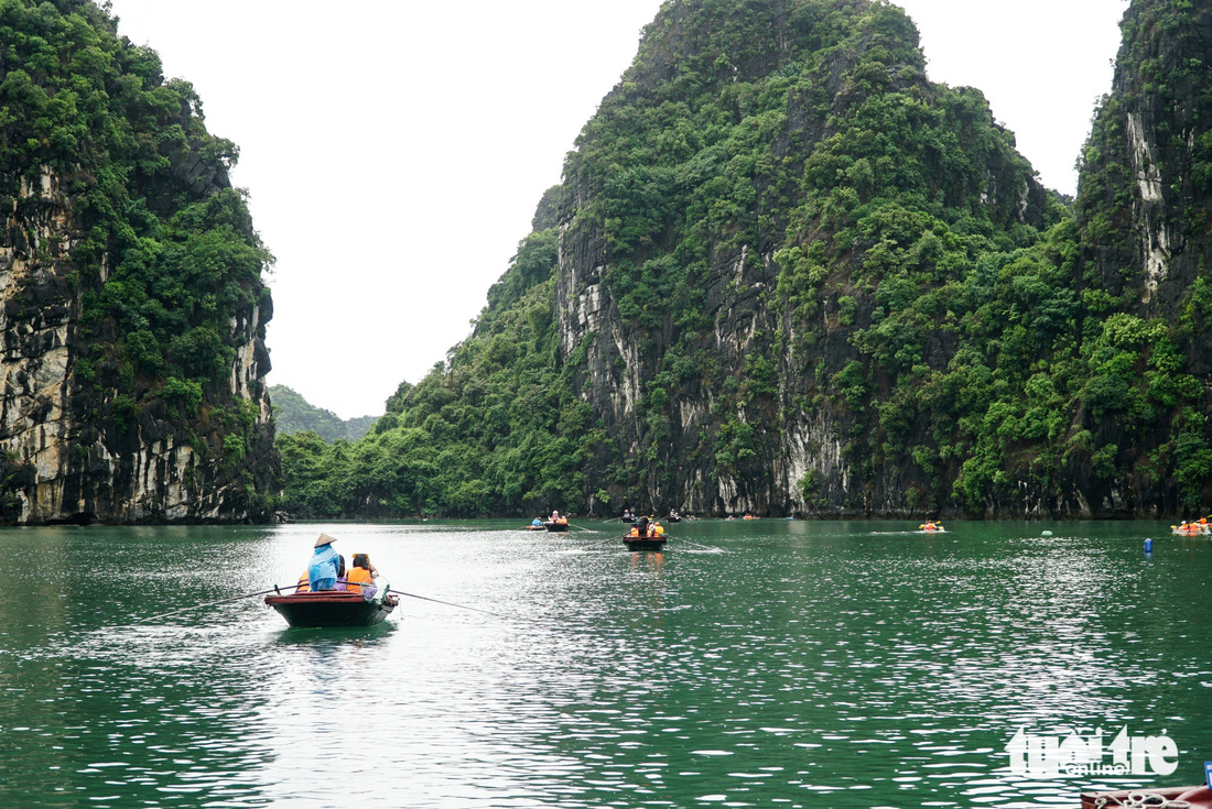 Chèo thuyền kayak ngắm làng chài Vung Viêng, trải nghiệm vịnh thiên đường Hạ Long- Ảnh 2.