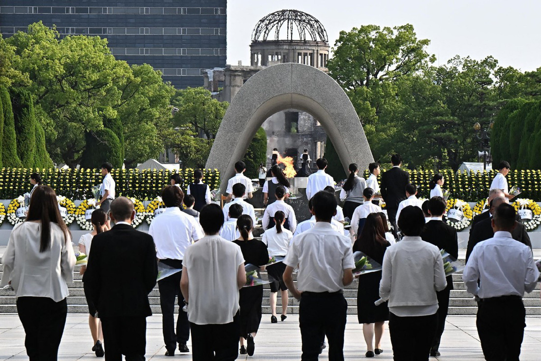 Các đại biểu đặt hoa tưởng niệm các nạn nhân trong vụ ném bom nguyên tử xuống thành phố Hiroshima tại công viên tưởng niệm Hòa Bình, thành phố Hiroshima, Nhật Bản vào sáng 6-8 - Ảnh: AFP