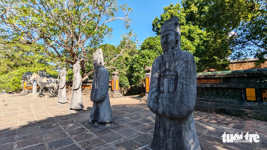 Sân chầu trước nơi an nghỉ của vua Tự Đức với hai hàng tượng quan văn, quan võ chầu trước sân - Ảnh: NHẬT LINH